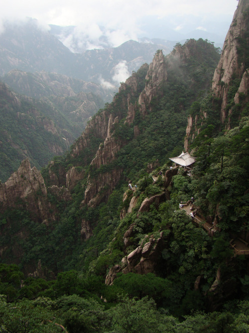 Xihai (西海) Gorge Xihai - the West Sea of clouds.By : Ryan