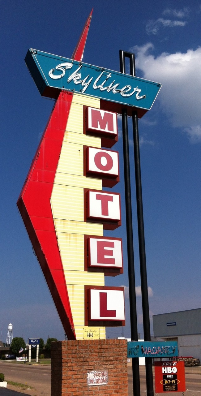 jukeboxmafia:  Motel Signs on Route 66 in Oklahoma Photos by Blake Thompson 