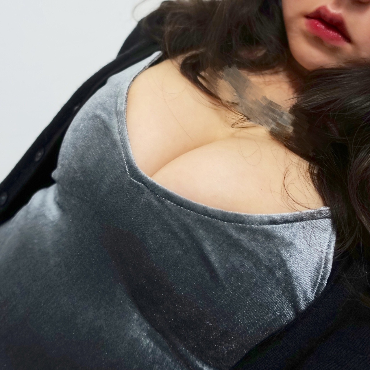 r-pussy:  哥哥们想干穿着衣服的我 还是被扒光的我呢