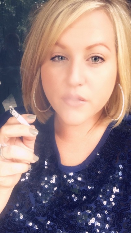 bhylton14: 120hotwife: Happy Tuesday to all my smoking loves!! Marlboro 100’s was on the menu today!