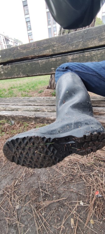 anton-nora:ivanolsen: #nora #anton #gummistiefel #wellies #rubber #boots #mud #schlamm #dirty #jeans