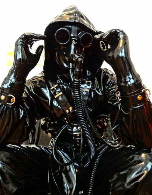 rubbermayhem:  I love horny breathing gear. 