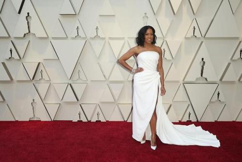 Regina King arrives to the 91st Academy Awards red carpet in all white. 