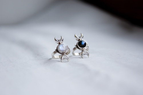 “Selene” ring with moonstone or labradorite are available @Pemanagpo Jewellery Online Storeshipping 