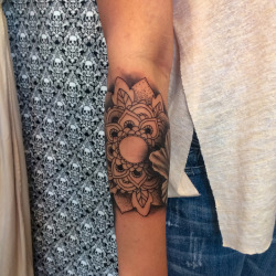 💀✖️que tal les parece esta mezcla de estilos?? una hermosa Cayena en sombras con un mandala de fondo. Gracias por la confianza siempre de las personas que se acercan a mi para tatuarse. Feliz inicio de semana.✖️💀 . . . . . . . . . #tattoo