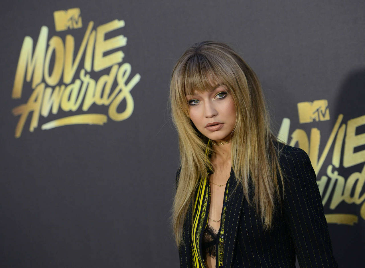 Gigi Hadid - MTV Movie Awards. ♥  Oh my Gigi in a pinstriped suit. Let the girl