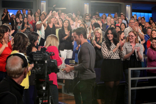 crimsonclad:spacemarried:spacemarried:quinto-of-pine:140116 Chris Pine on Ellen ShowIS HE CARRYING A