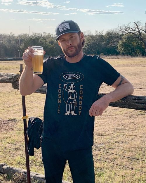jensenackles-daily:familybusinessbeerco: Cheers to the weekend, y'all! It’s Saturday, and it&r