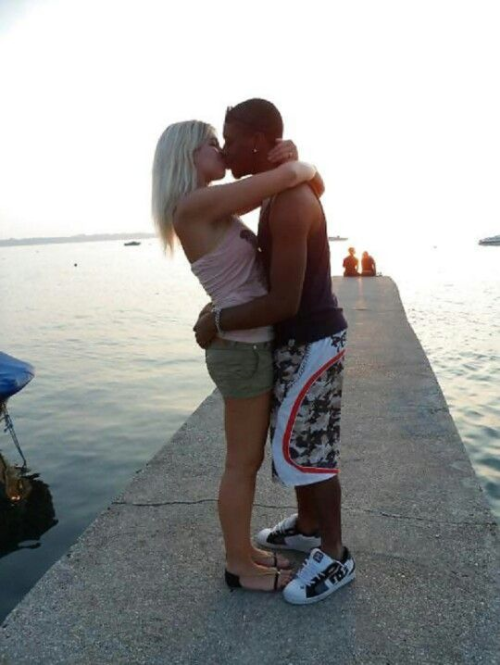 nurse-amanda:I kissing black guys
