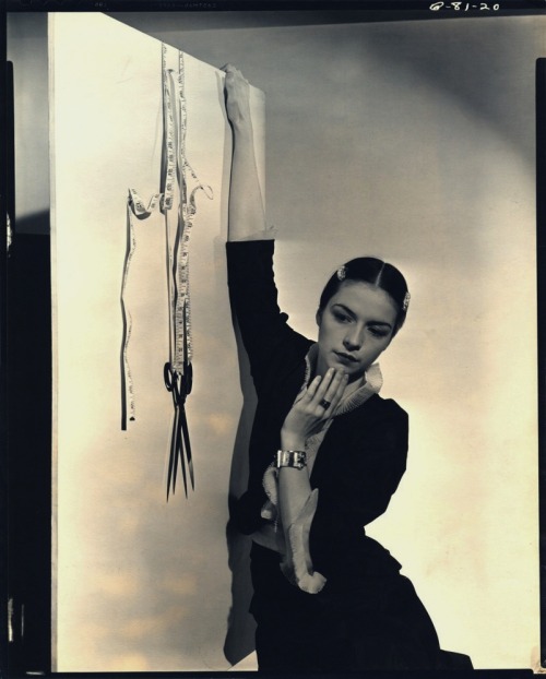 les-sources-du-nil:Cecil Beaton (1904-1980)Surreal Vignette, Ruth Ford with tapemesure, 1935