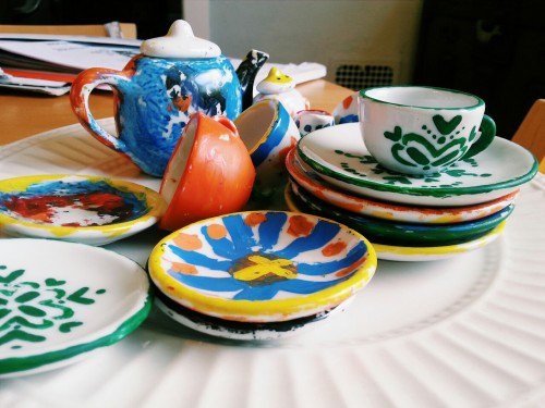 ukulelame:  tea set i painted in the 2nd grade 🐤