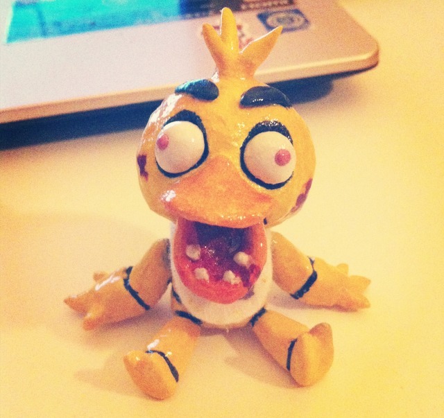 not-a-comedian:  I made a tiny Chica sculpt! Her jaw is moveable and the head is