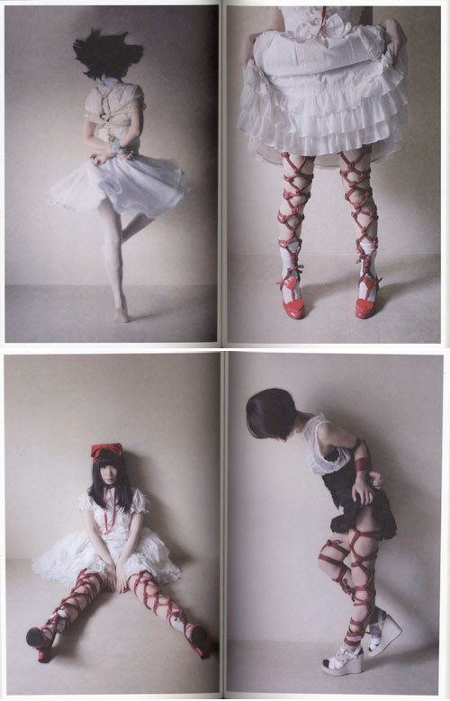 “a empty room, kinbaku girls, and red ropes” みずのなかのことりたち