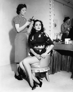 timeofbeauty: Dorothy Lamour having her hair trimmed, 1940. 