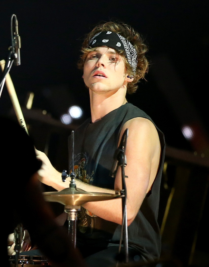 fivesource:  [HQS] 5 Seconds of Summer perform onstage during the 2014 MTV Video