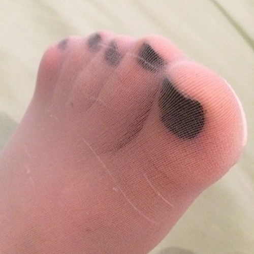 jenniferfeet:Oie gente peguei uma gripe dia todo de cama. #footmodel #footfetishnation #jenniferfee