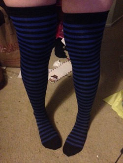 strobeyclause:  mainoe:  My floors messy but oh well. Thank you strobeyclause for the cool thigh-high socks!  &lt;3