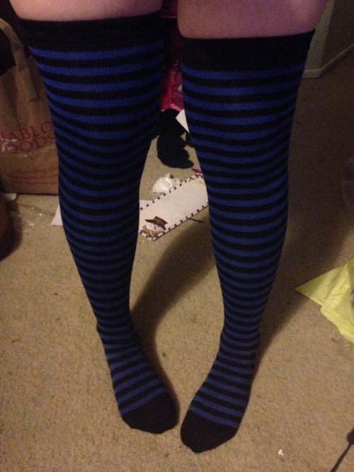 strobeyclause:  mainoe:  My floors messy but oh well. Thank you strobeyclause for the cool thigh-high socks!  <3