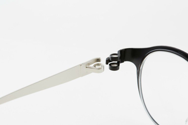 ippinka:    Magne-Hinge glasses take away the work of fixing loose screws. Using