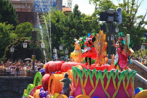 3 girls from the side on Minnie’s Tropical Splash