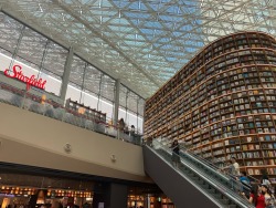 The library at Starfield COEX mall in Seoul really is something else. I move out of Seoul and into the South Korean countryside next week and ima miss being close to places like this. 