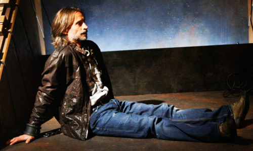 woodelf68:thechloris:Robert Carlyle - SGUA picture set of Rush lying prone and supine or sitting on 