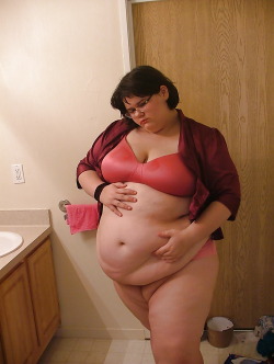 heavyssbbwfeedeewomen:  Wanna fuck a horny fatty? -CLICK!