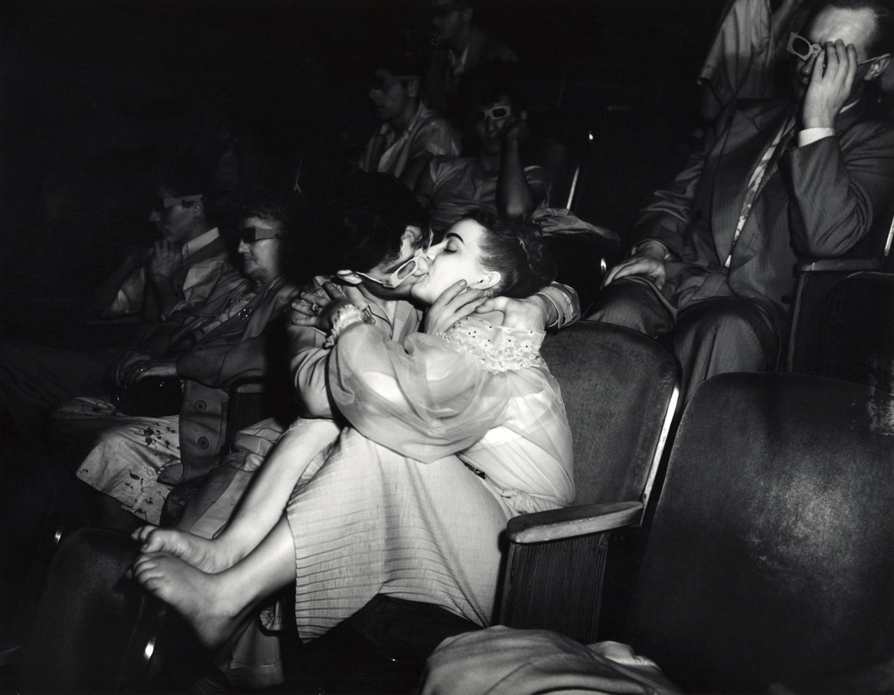 loverofbeauty:  Weegee:  Young Couple in 3D  (1950s)