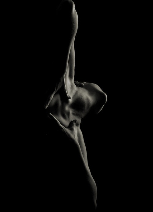 distantpassion:    …Todo lo que usted quiera, sí señor, pero son las palabras las que cantan, las que suben y bajan… Me prosterno ante ellas… Las amo, las adhiero, las persigo, las muerdo, las derrito… Amo tanto las palabras… Las inesperadas…