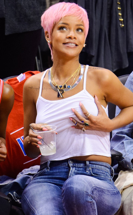 tuileries:  aesthetic: rihanna courtside at basketball games