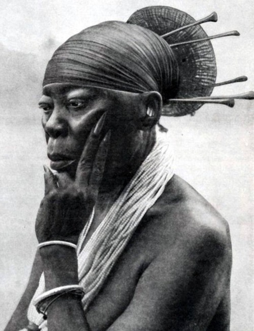 kemetic-dreams:  Queen Nenzima of the Mangbetu people of the Congo!