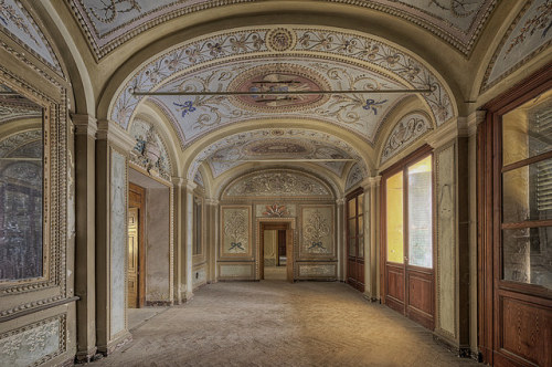 suspend:Urbex Neoclassic Magnificence by opi3ss3 on Flickr.