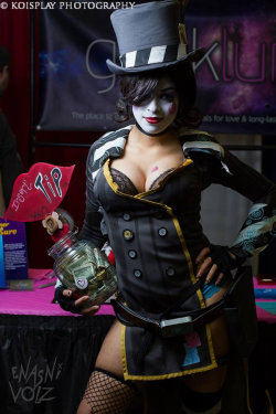 universalnerdculture:  Mad Moxxi Cosplay by Enasni-V Check Out Our Facebook Page! Click Here! Vote For Your Favorite Cosplayer Here!