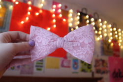 lifequ4rd:  my bow from claire’s.(: