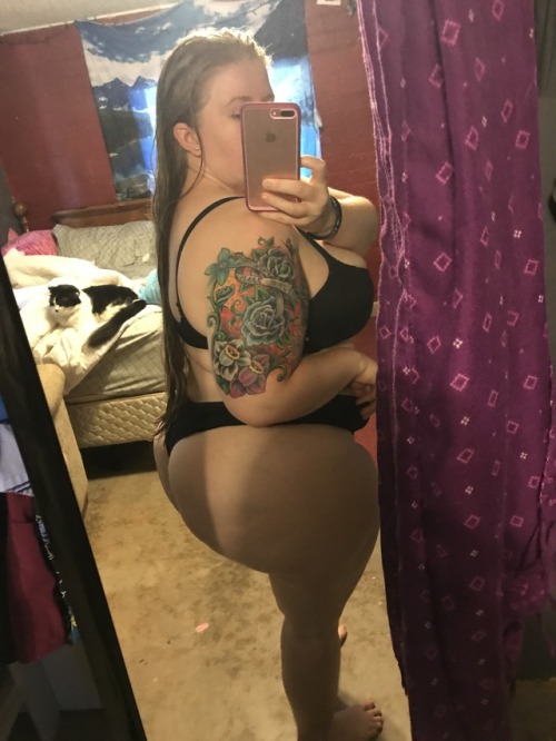 Porn ceebootycakess:  i just wanna get your attention photos