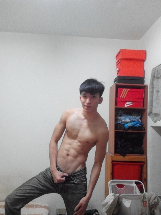 zlam333:  健体小鲜肉，挺拔大肉棒