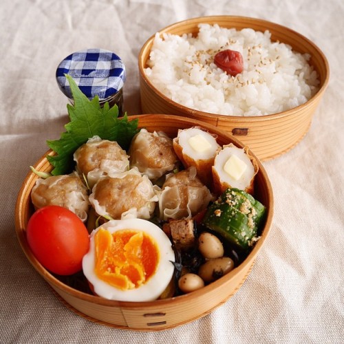 sasaq:  白ごはん　よつばの帆立シューマイ　千切りキャベツ　ひじき煮　ちくわチーズ　やみつききゅうり　ゆで卵　プチトマト (via saya @il_cutito | Websta (Webstagram))