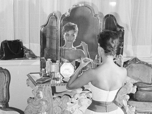 gatabella: Sophia Loren before meeting the Queen Elizabeth, 1957