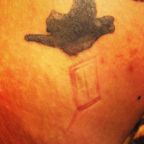 tattoopoo:diegoraul:Tardis indent #ouch #tardis #doctorwho #tattoo #birdyou didnt even try at allTHA