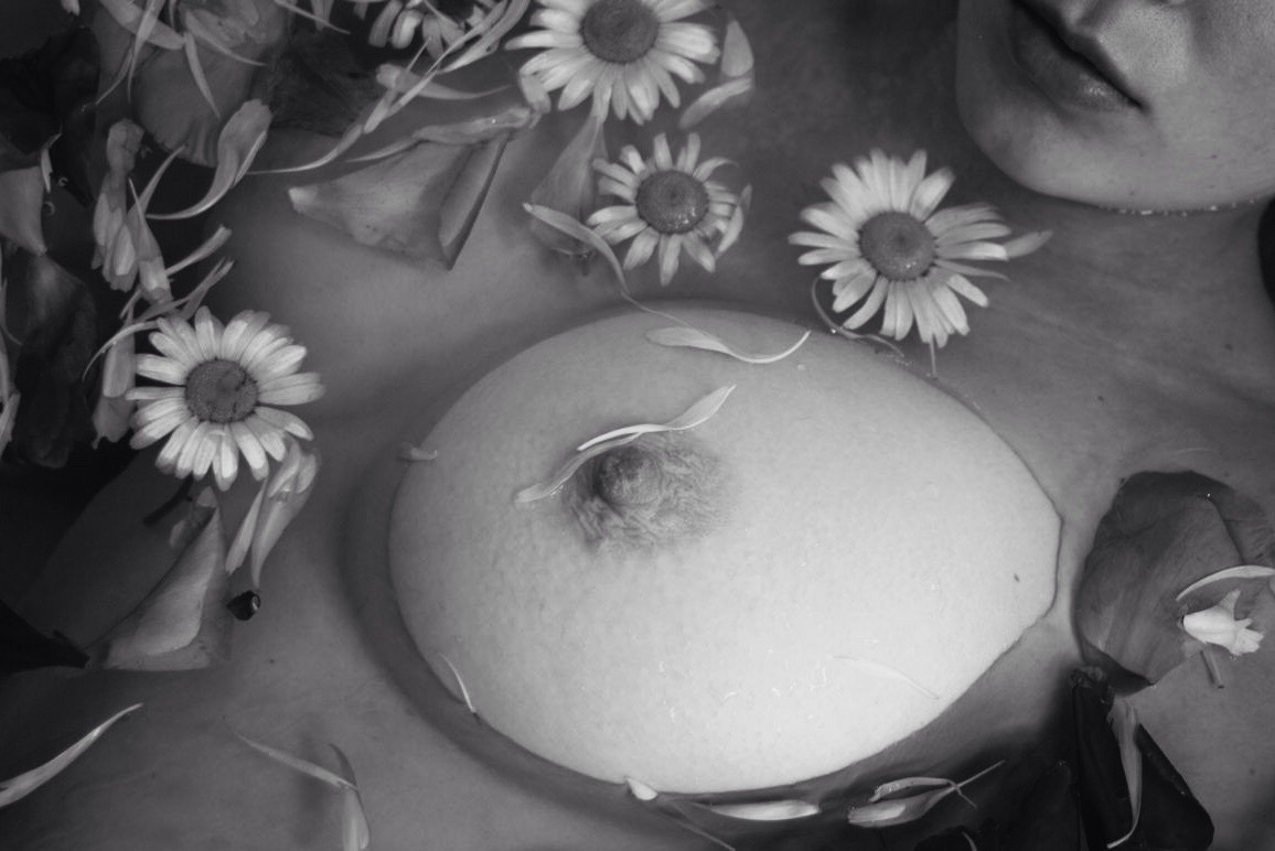 beautiful-naked-art:  Source: http://tendrebulle.fr/2017/06/10/fleur-aquatique/