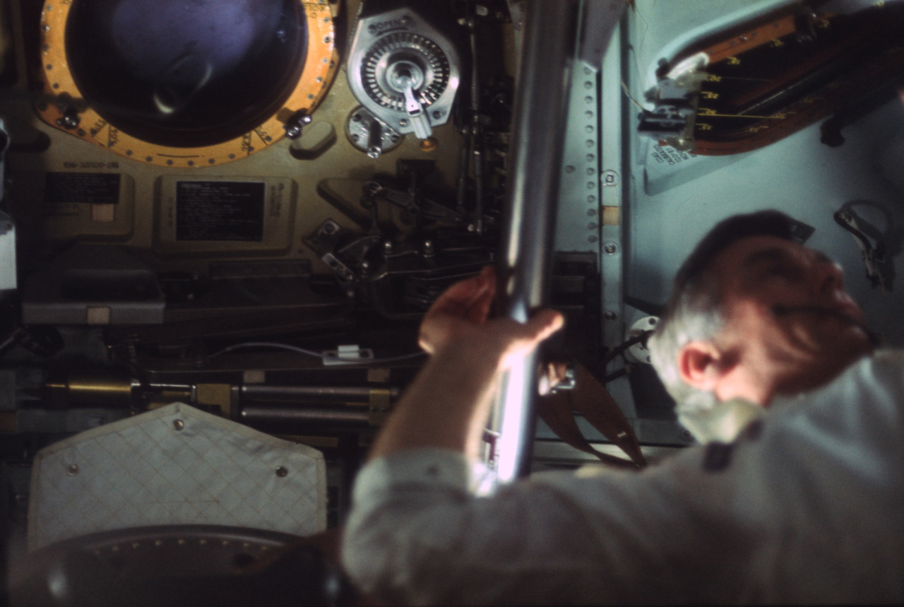 gunsandposes-history:  Inside the Apollo 17 command module on the voyage back to