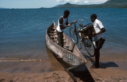 ouilavie: Chris Steele-Perkins. Kenya. Lake Victoria. Small boat ferry transporting people.