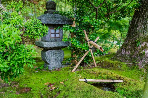 A suikinkutsu near the Baiin Tea Room in the Shōkadō Garden, Yawata City-Kyoto Prefecture.