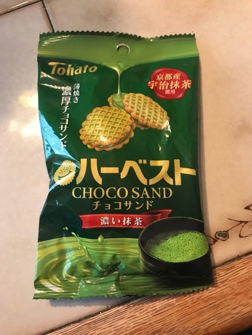 This is Rich Matcha Chocolate Sandwich from the brand Harvest. These cookies have matcha infused coo