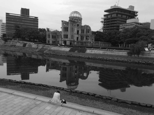 Girl and Hiroshima Peace DomeOriginal Photo by Nanashi-sanPhoto editor by Yomemaru : Zoner Photo Stu