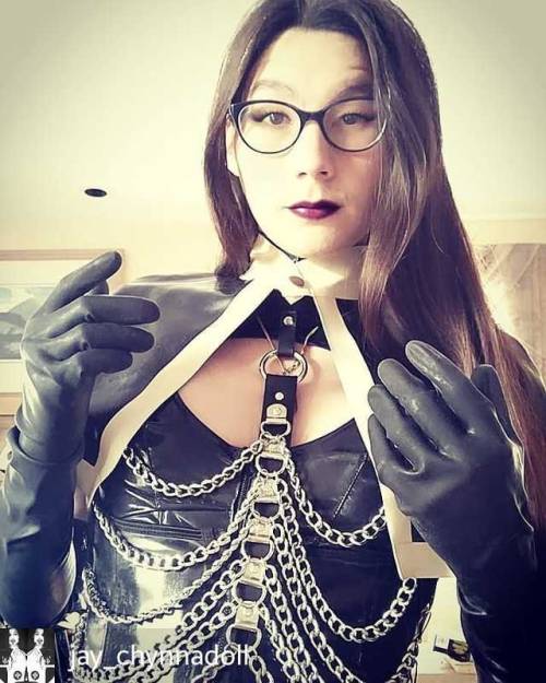 Credit to @jay_chynnadoll : #latexgloves #latexcape #latexdress #pvccorset #latexfetish #latexmodel 