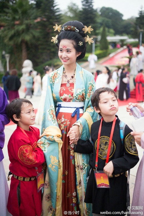 fuckyeahchinesefashion:汉服美女和熊孩子 Woman and children wearing traditional Chinese Hanfu.