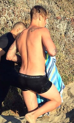 male-and-others-drugs:  Justin Bieber showing