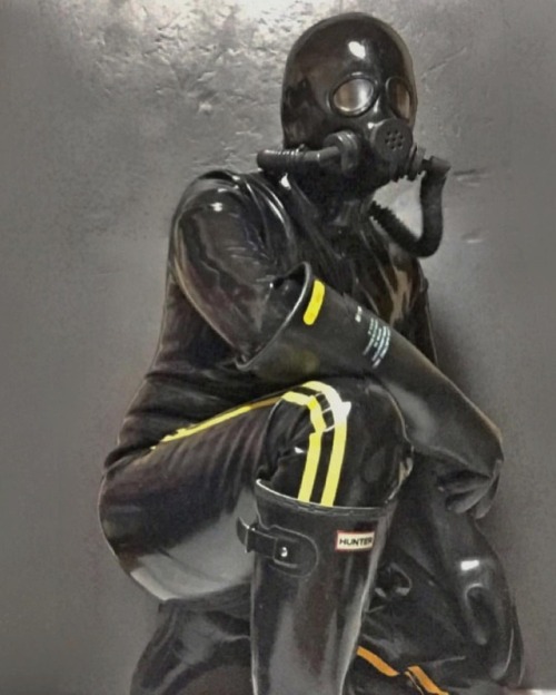 #latexmirrormask#rubberman #heavyrubber #gayrubber#gayrubberfetish#gayrubberman#rubbermask