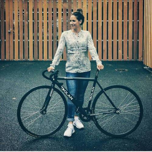 javi-ballestero:@stacey_irvine85 #sexigirl #citygirls #girlbike #girlsgonefixie #ridegirl #chic #muj